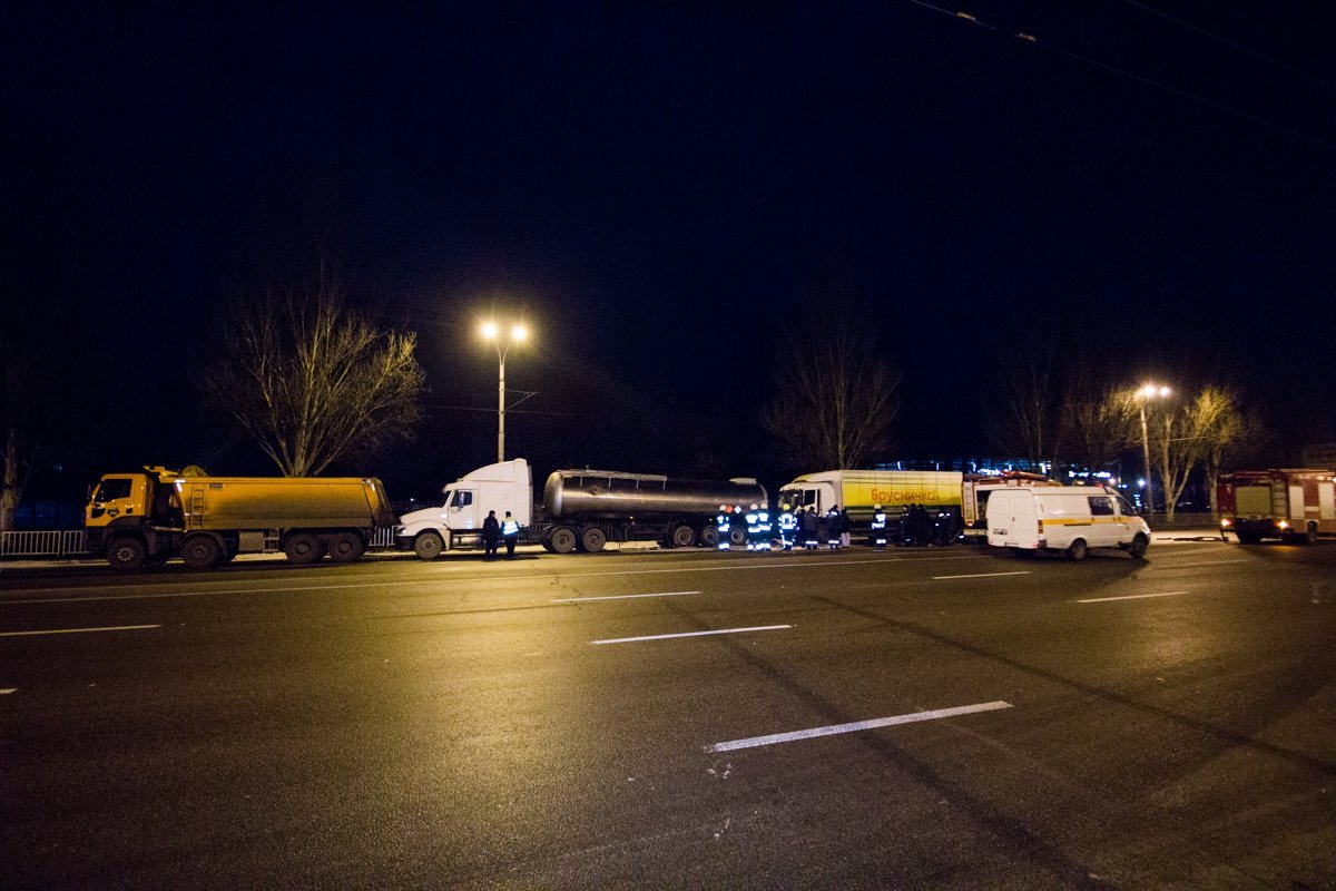 Три грузовика столкнулись на Запорожском шоссе
