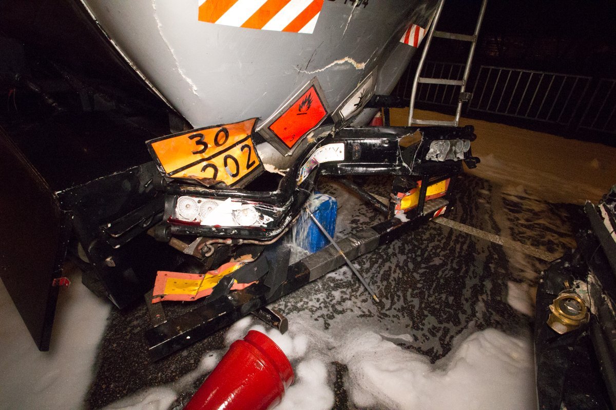  От удара пробилась цистерна бензовоза 