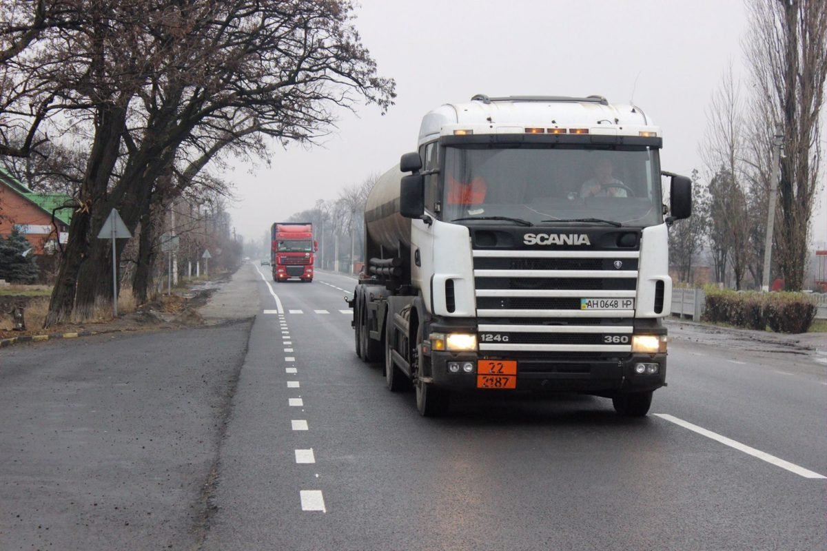 Толщина асфальта на этой дороге сейчас 35 сантиметров Толщина асфальта на этой дороге сейчас 35 сантиметров