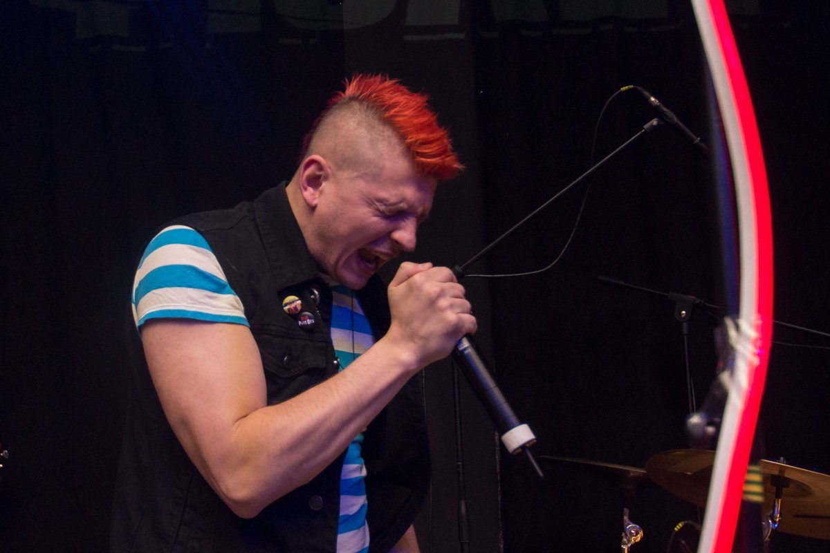 Прическа фронтмена соответствовала его мощному и пронзительному вокалу