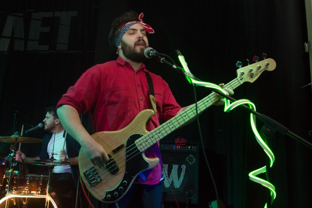 Саша Колинько удивлял публику не только игрой на бас-гитаре...