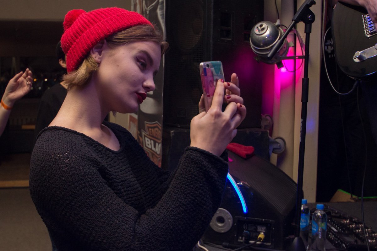 Без видео любимой группы нельзя прийти домой - друзья и близкие не поймут