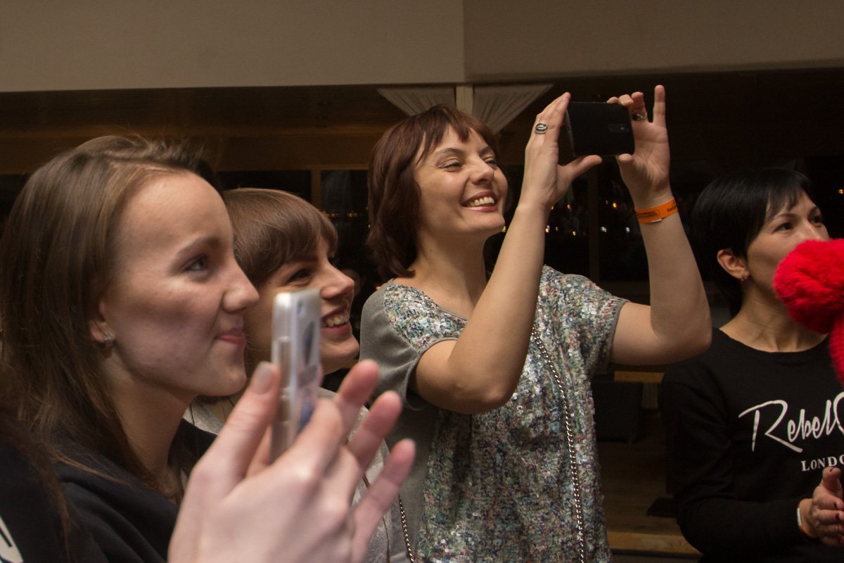 Улыбки счастливых поклонниц заряжали музыкантов