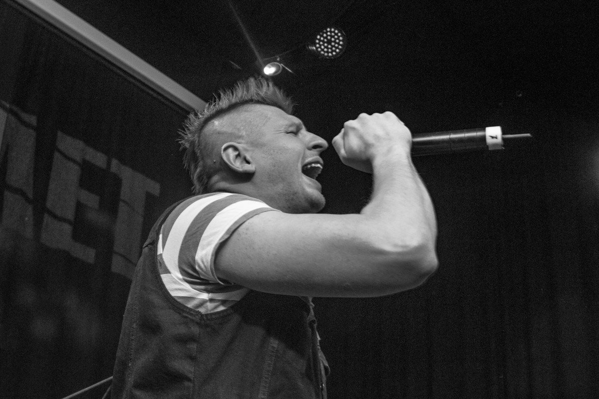 Old School! Я Ван Дамм, я Чак Норріс, я Рембо, я Арні Old School! На Кузьмі, на «сплінах», у футболках «Нірвани».Old School!