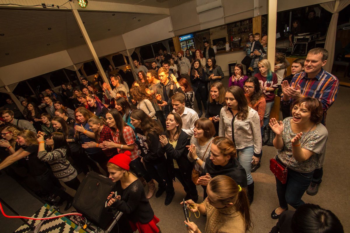 Публика с благодарностью аплодирует любимой группе