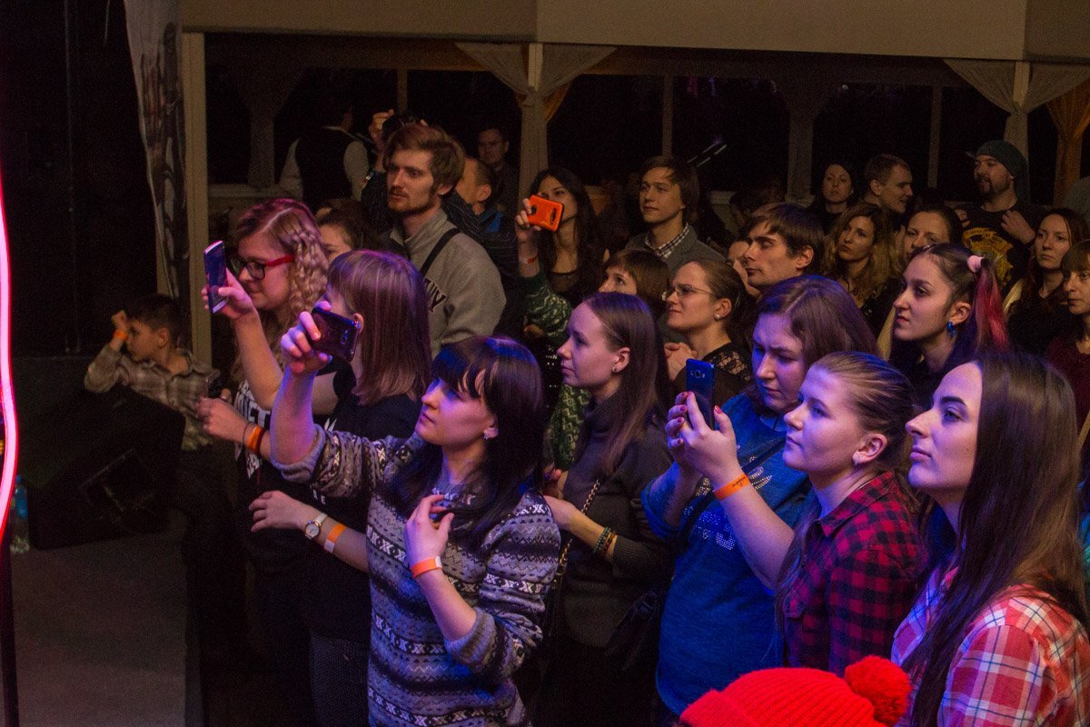 Лишь маленькому мальчику в углу сцены было невдомек, что происходило в этот вечер