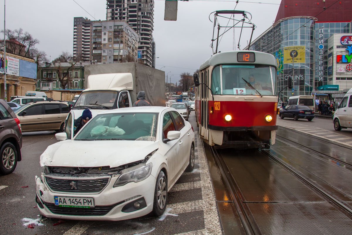 Трамваи в миллиметре проезжали мимо автомобилей Трамваи в миллиметре проезжали мимо автомобилей