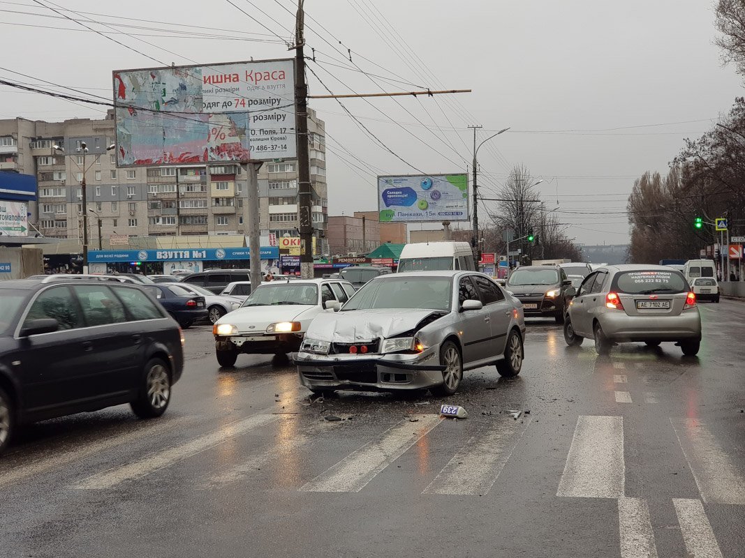 Столкнулись легковой автомобиль и такси Столкнулись легковой автомобиль и такси