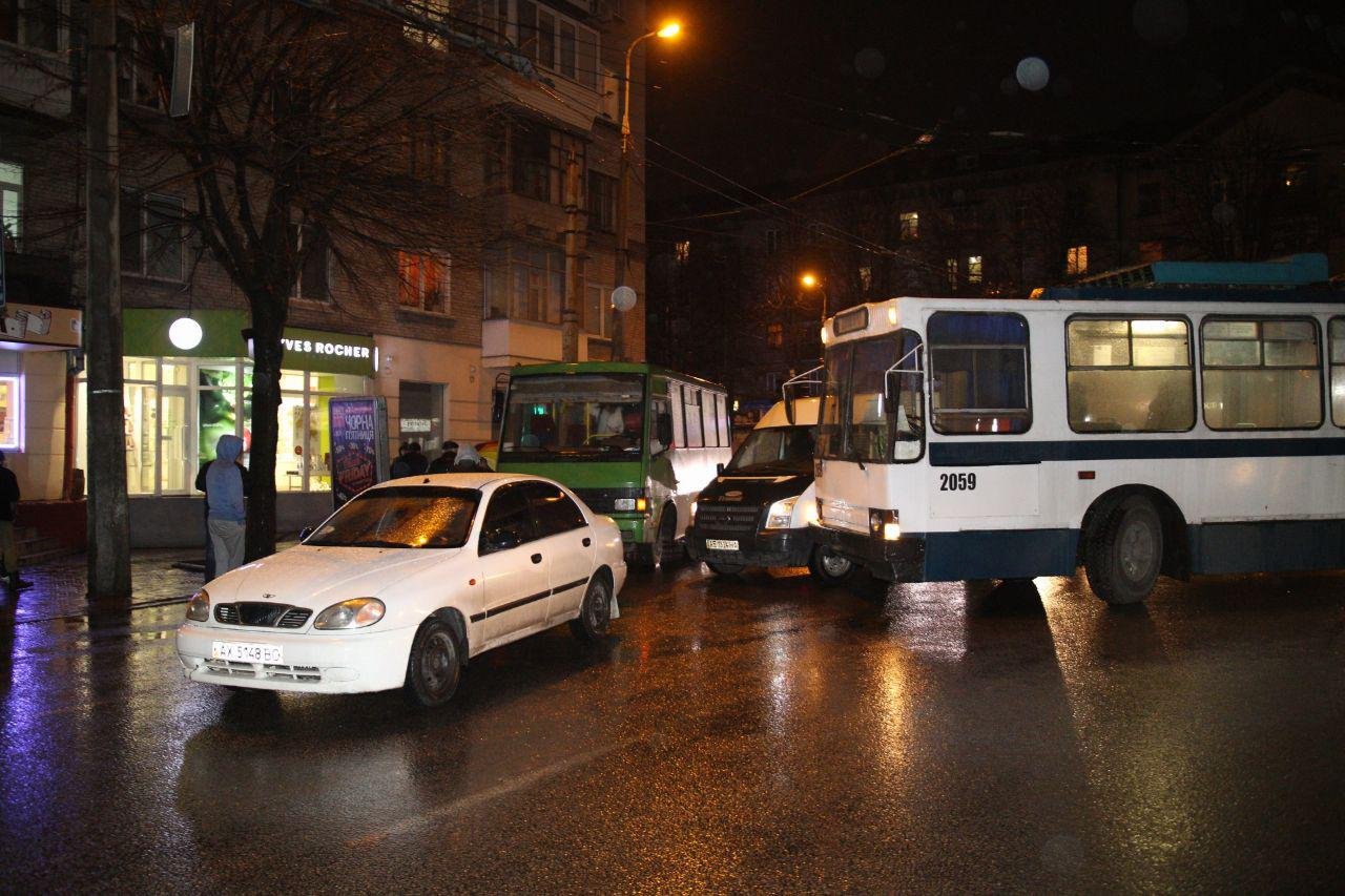 На перекрестке проспекта Александра Поля и улицы Рабочей случилось ДТП с участием 4 машин