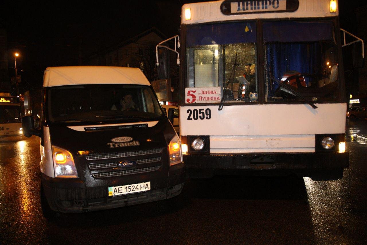 Водитель троллейбуса, высадив пассажиров, сдал назад, чтобы объехать ДТП и врезался в стоявший сзади Ford Transit