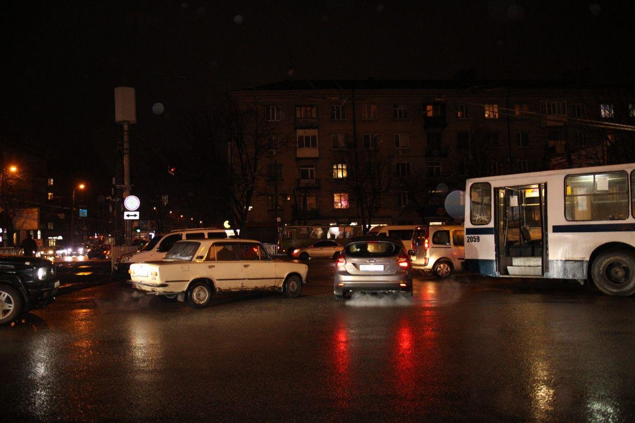 Водители пытаются объехать место ДТП