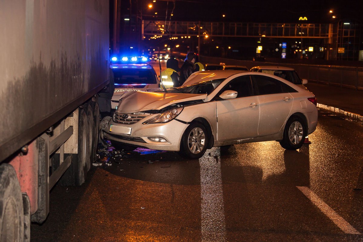 Автомобиль Hyundai, протаранивший фуру, занял практически всю дорогу. Машины с трудом проезжают