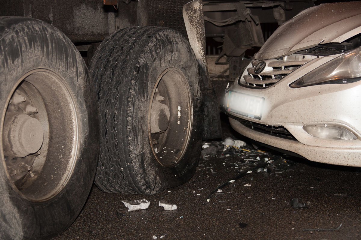 У фуры поврежден левый задний мост