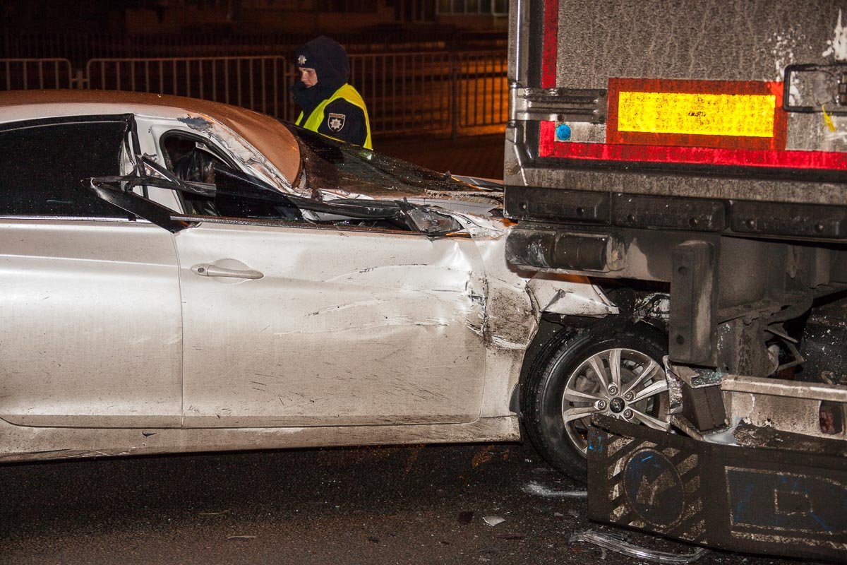 Автомобиль получил серьезные повреждения