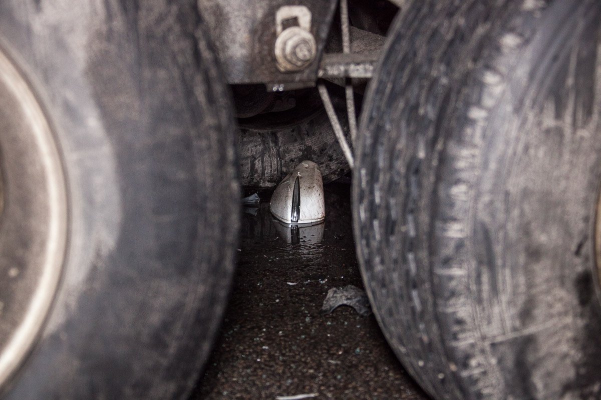 Зеркало бокового вида Hyundai осиротело выглядывало из-под колес фуры