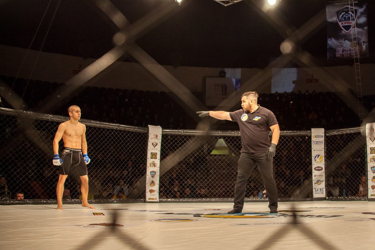 Рефери делает первое предупреждение