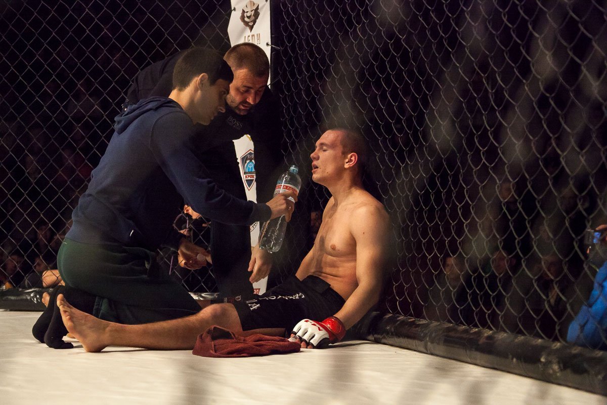 Между раундами тренер пытается достучаться до своего подопечного