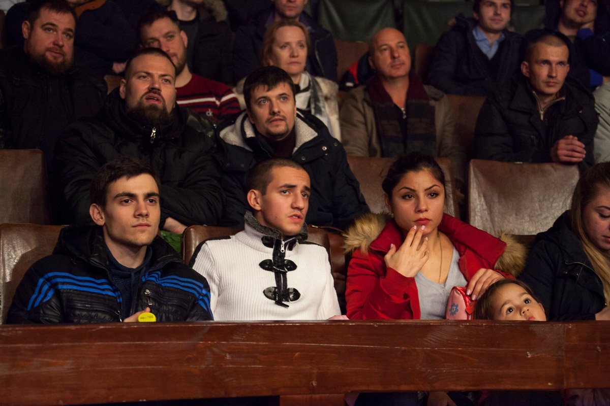 Внимание всех зрителей приковано к рингу. Ну, почти всех