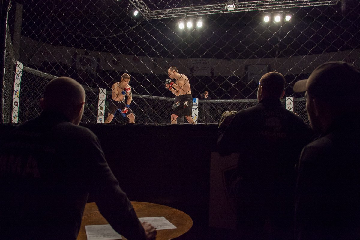 Все удачные действия, все нарушения бойцов фиксируются судьей