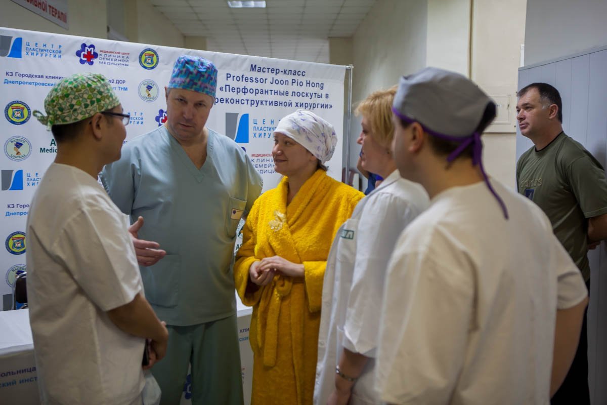 В Центр термической травмы и пластической хирургии приехал корейский хирург Джун Пио Хонг В Центр термической травмы и пластической хирургии приехал корейский хирург Джун Пио Хонг