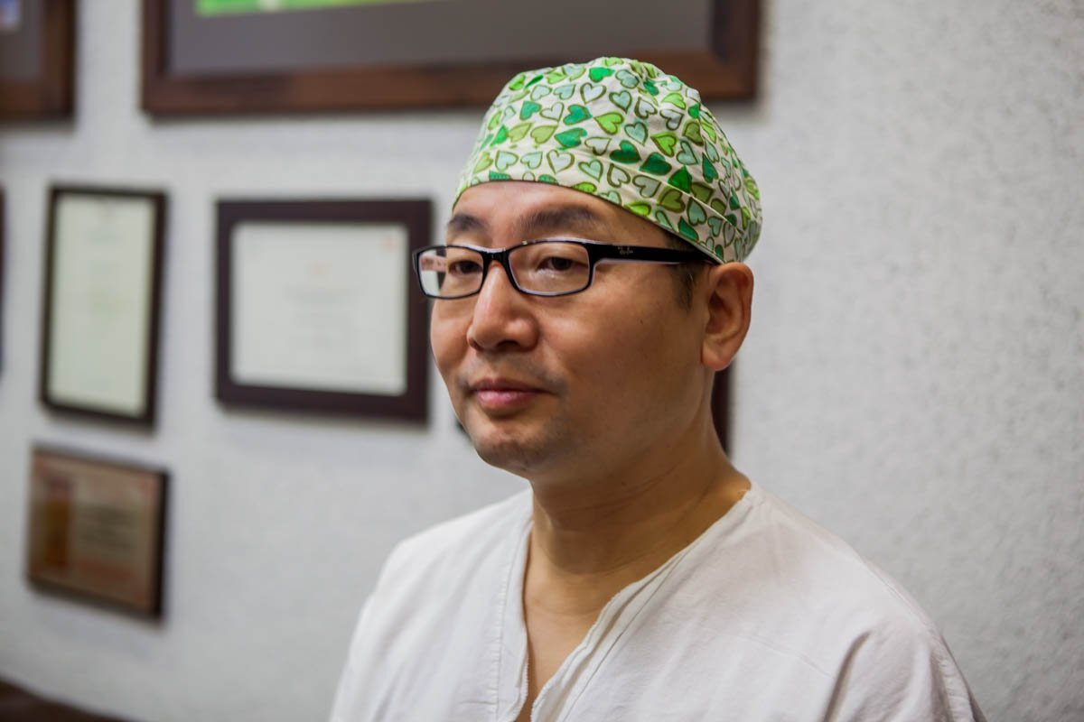 Корейский хирург Джун Пио Хонг Корейский хирург Джун Пио Хонг