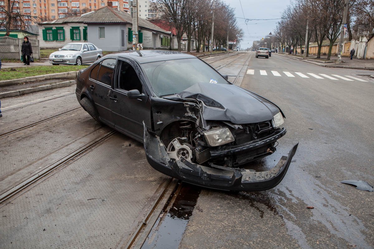 Автомобиль влетел в столб Автомобиль влетел в столб