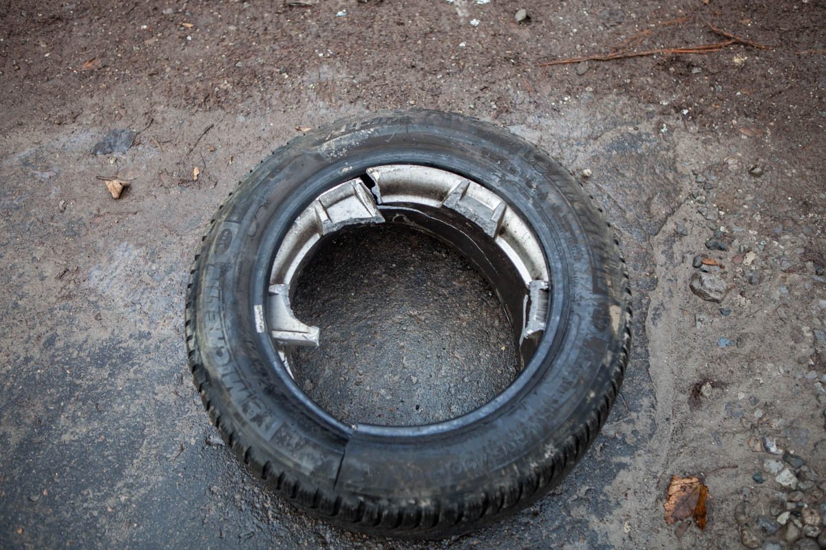 С автомобиля слетело колесо С автомобиля слетело колесо