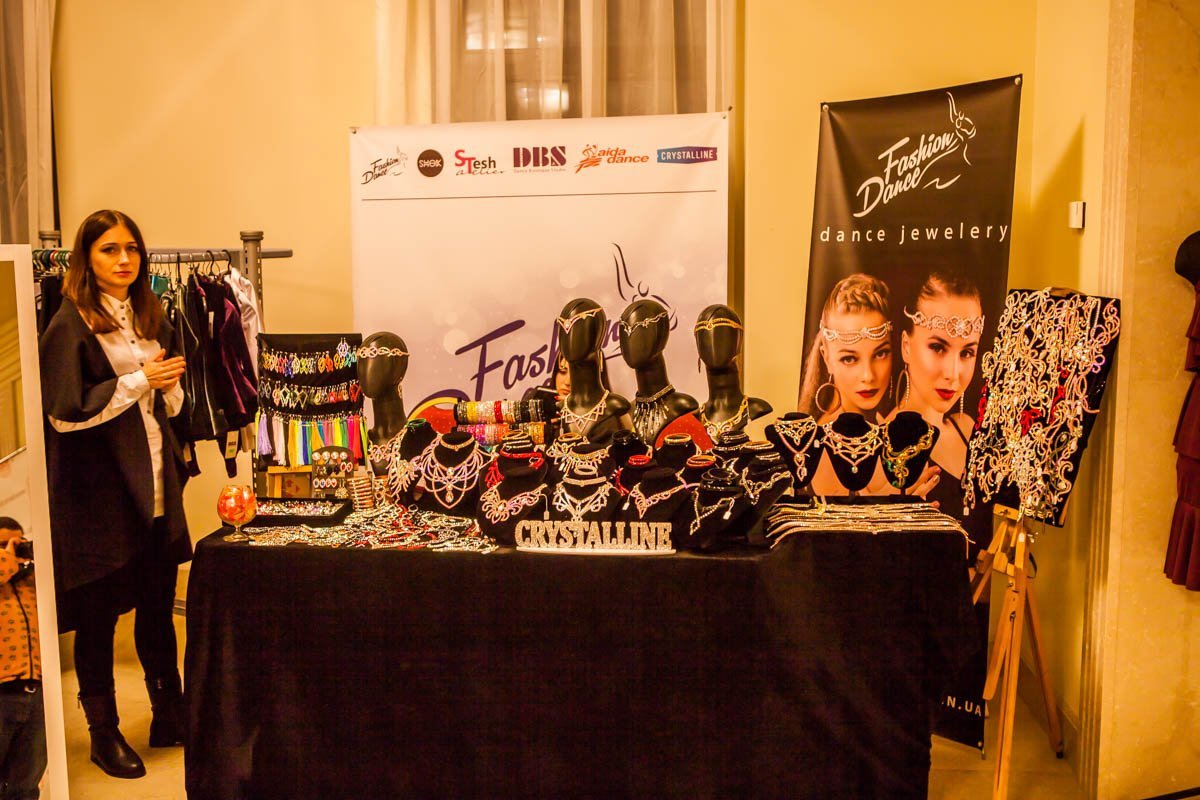 На первом этаже можно было докупить все, чего не хватало образу танцоров На первом этаже можно было докупить все, чего не хватало образу танцоров