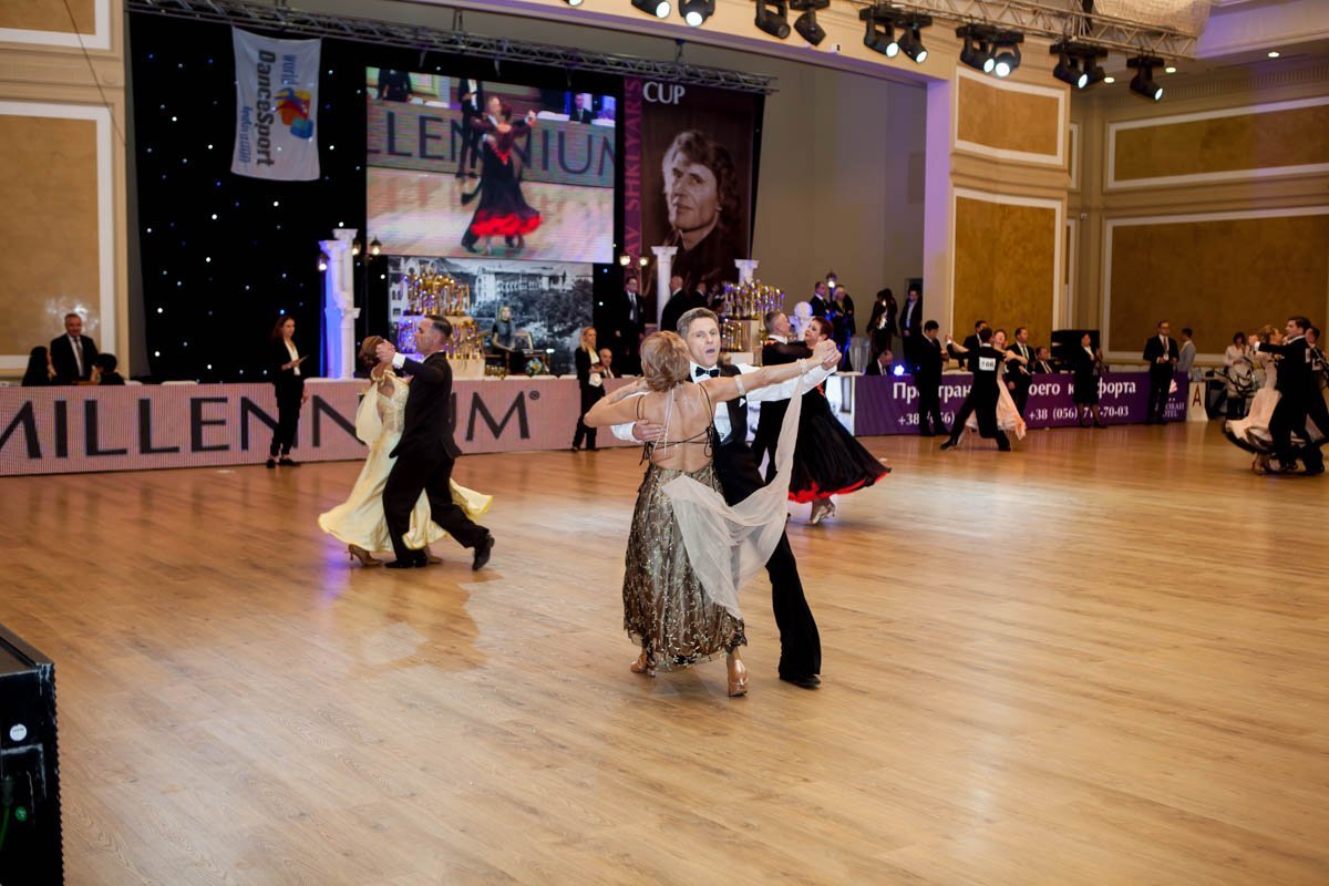 Платья танцующих были украшены стразами Платья танцующих были украшены стразами