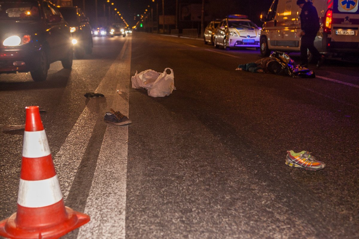 Вещи женщины разбросало по всей дороге Вещи женщины разбросало по всей дороге