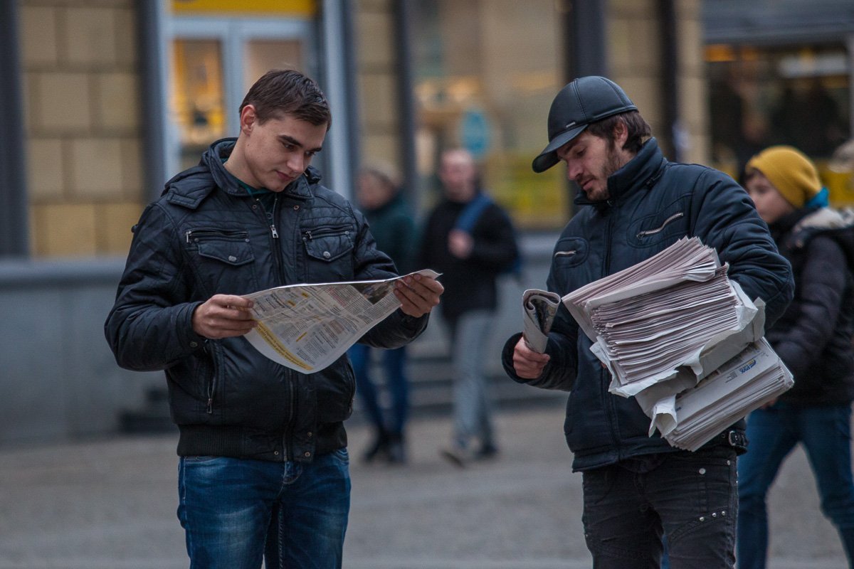 В перчатках не удобно листать газету, а вот листать Информатор на своем смартфоне - вполне В перчатках не удобно листать газету, а вот листать Информатор на своем смартфоне - вполне