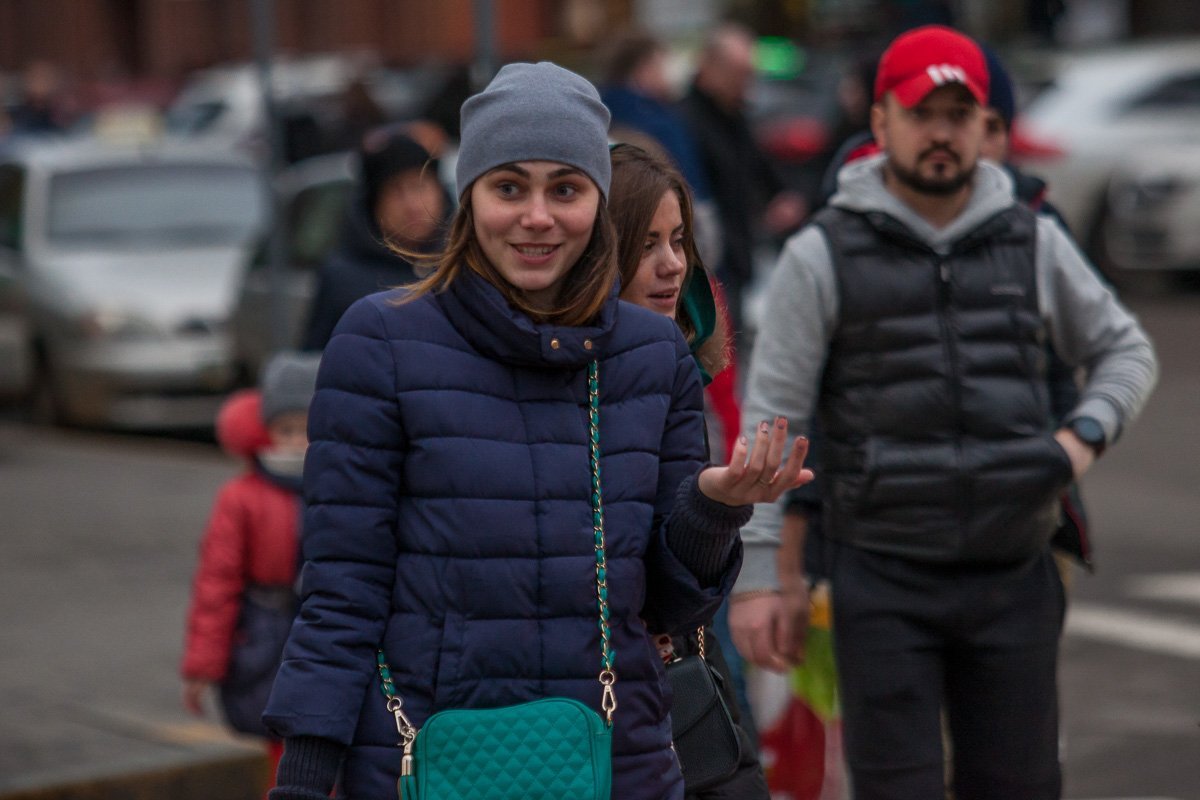 Интересно, о чем рассказывает эта девушка Интересно, о чем рассказывает эта девушка