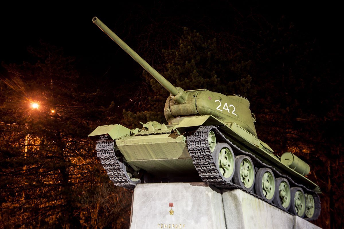 Величие и мощь веют от статичной динамики этого великана Величие и мощь веют от статичной динамики этого великана