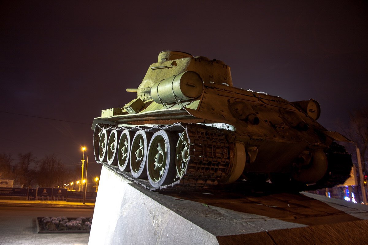 Огни ночного города салютуют танку, сражавшемуся за мир на днепровской земле Огни ночного города салютуют танку, сражавшемуся за мир на днепровской земле