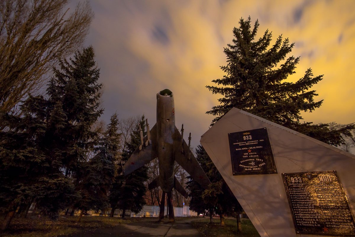 Самолет МиГ-19ПМ — памятник летчикам 933-го истребительного авиаполка, поселок Авиаторское Самолет МиГ-19ПМ — памятник летчикам 933-го истребительного авиаполка, поселок Авиаторское