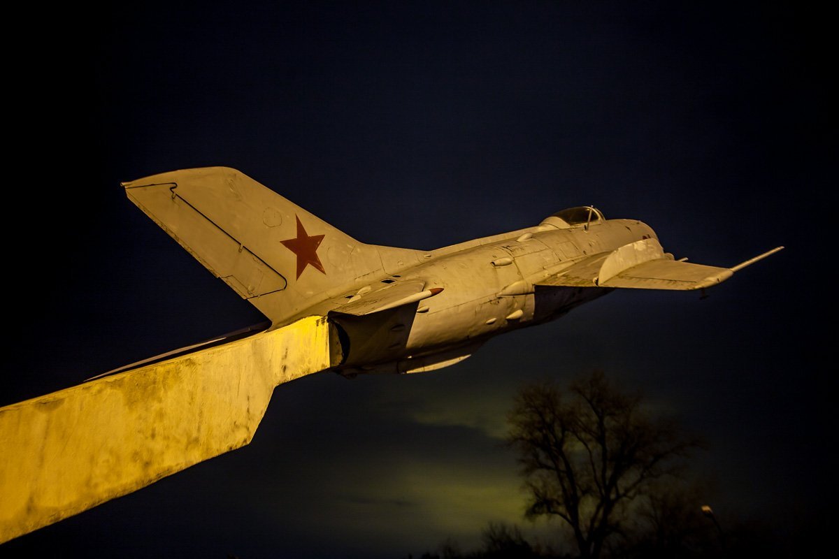 Лишь тень оставляет земле этот самолет, махая своим серебристым крылом Лишь тень оставляет земле этот самолет, махая своим серебристым крылом