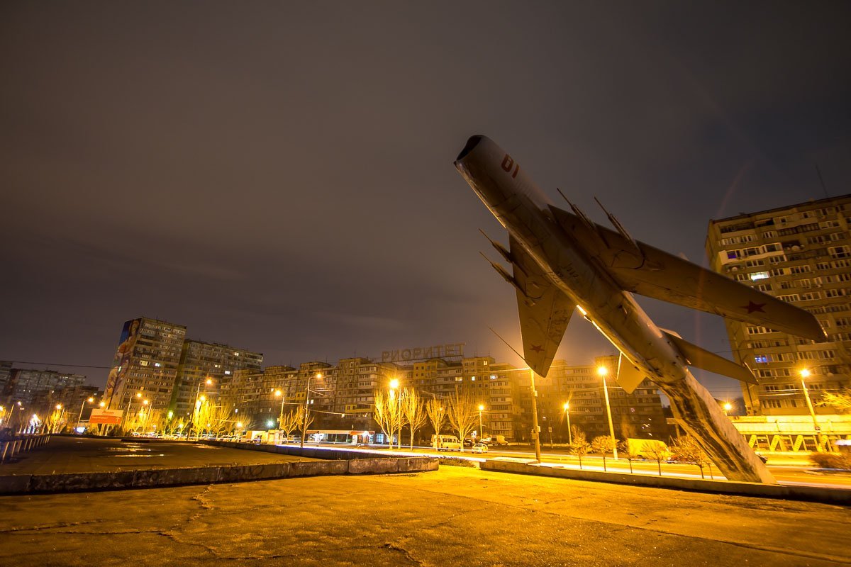 Памятник воспаряет ввысь Памятник воспаряет ввысь