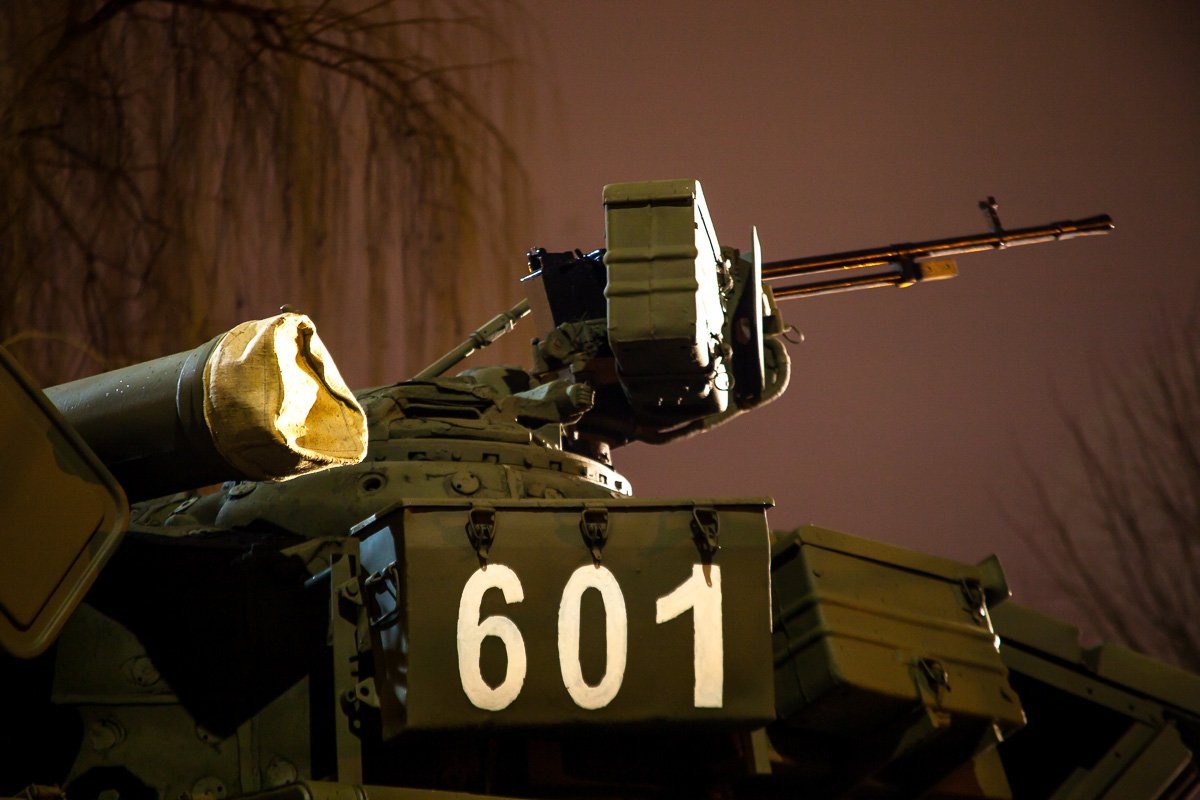 Т-64, Днепр, улица Надежды Алексеенко, напротив дома № 45-а — памятник генералу Кравченко Т-64, Днепр, улица Надежды Алексеенко, напротив дома № 45-а — памятник генералу Кравченко