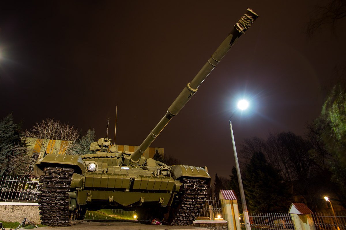 До декабря 2012 года здесь стоял танк Т-34-85, а затем был заменен на танк Т-64 До декабря 2012 года здесь стоял танк Т-34-85, а затем был заменен на танк Т-64