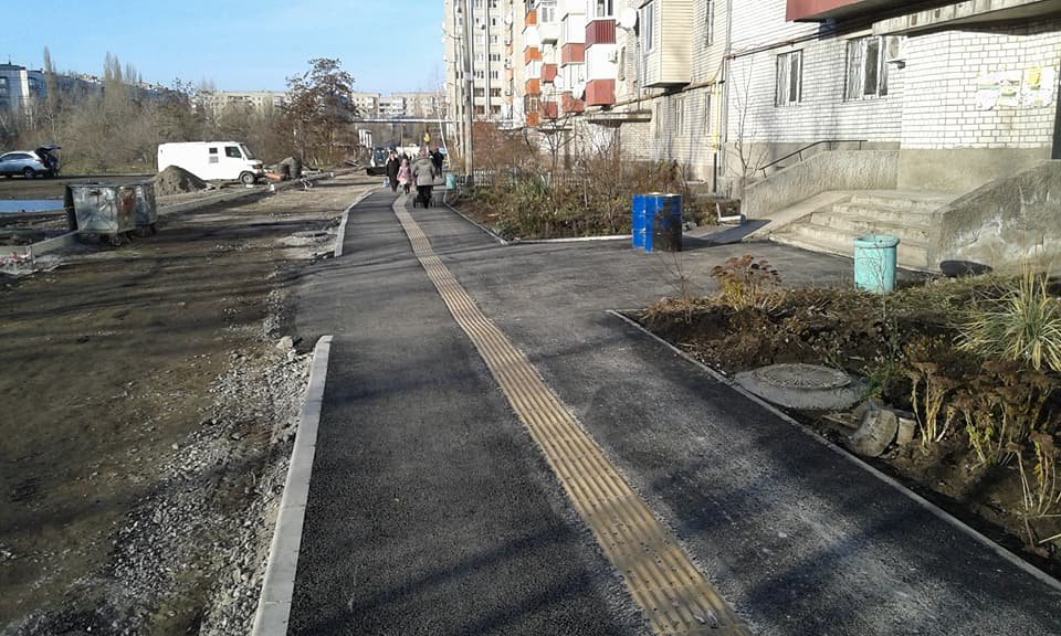 Тротуары с дорожками для слабовидящих появились на Красном камне Тротуары с дорожками для слабовидящих появились на Красном камне