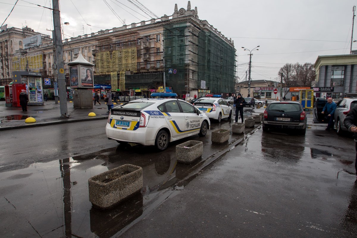 Машина Ford стояла сзади полицейского авто Машина Ford стояла сзади полицейского авто
