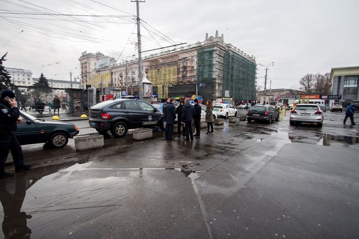 Патрульные подошли к машине, потому что Ford стоял в неположенном для парковки месте Патрульные подошли к машине, потому что Ford стоял в неположенном для парковки месте