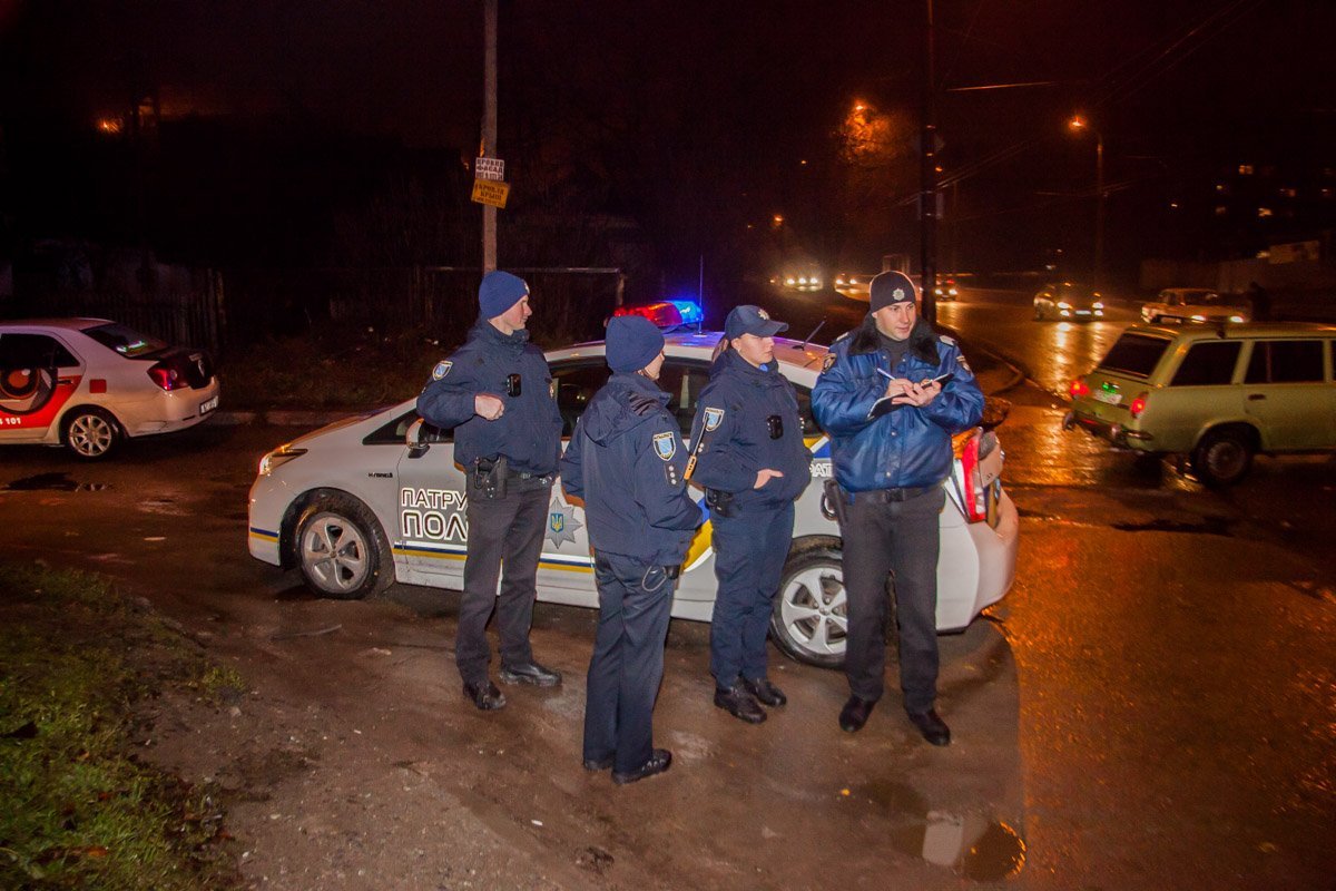 На место приехала патрульная полиция, которая оформляет ДТП