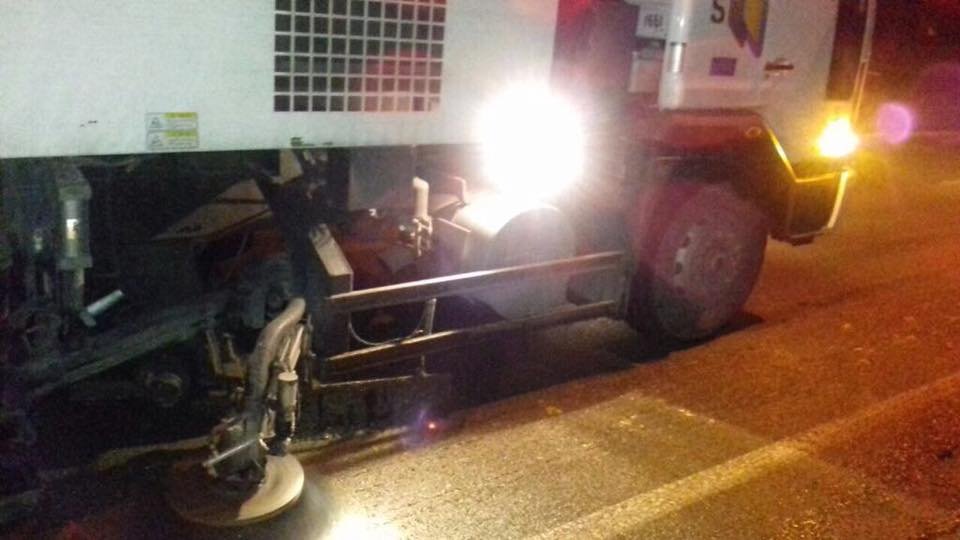 Асфальт тщательно вымыли с помощью коммунального транспорта