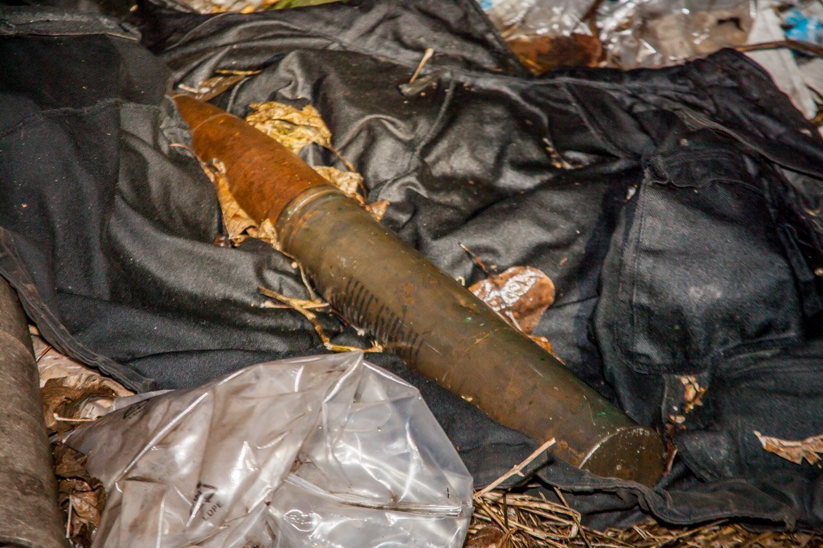 Мужчина случайным образом обнаружил снаряд в канаве