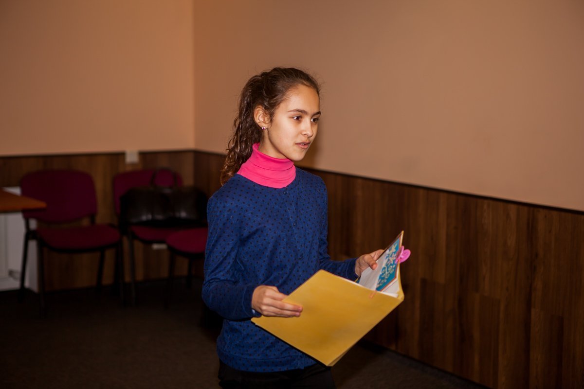 Настя приходит на кастинг уже второй раз Настя приходит на кастинг уже второй раз