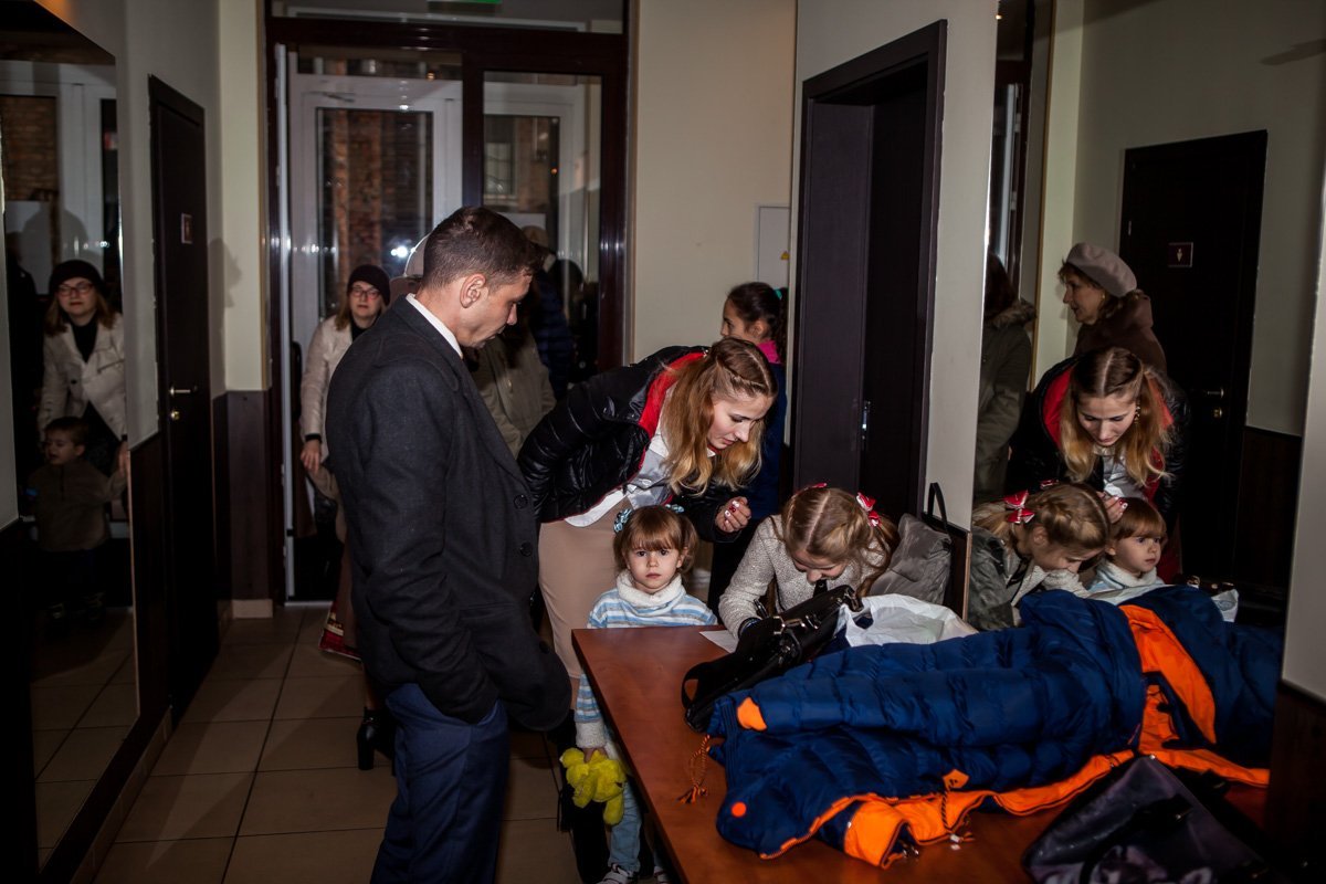 В коридоре переживают родители и участники В коридоре переживают родители и участники