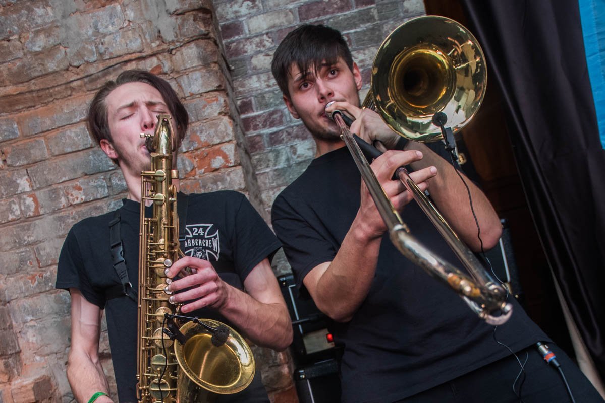 Немного усилий и от музыки "BAKENBARDY" танцует весь МахноПАБ Немного усилий и от музыки "BAKENBARDY" танцует весь МахноПАБ