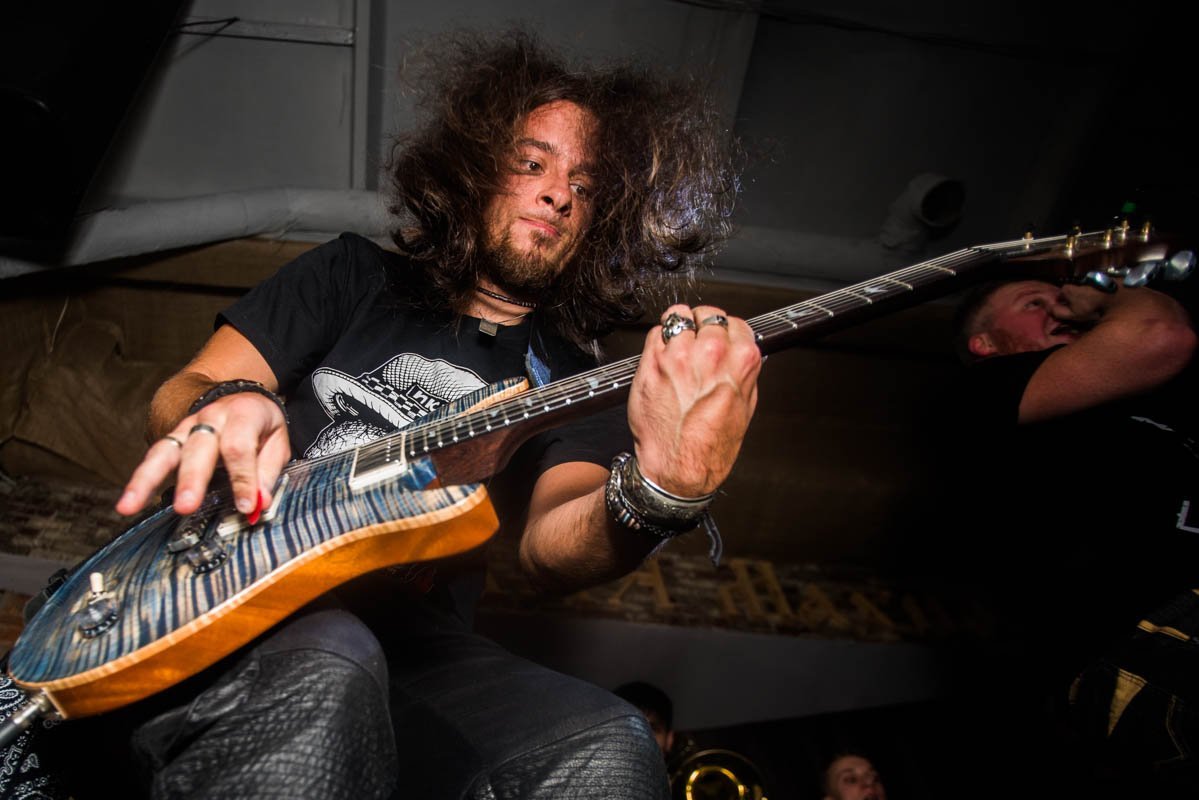 Я рассматриваю гитару как оружие, а не как кисточку для рисования! Я рассматриваю гитару как оружие, а не как кисточку для рисования!