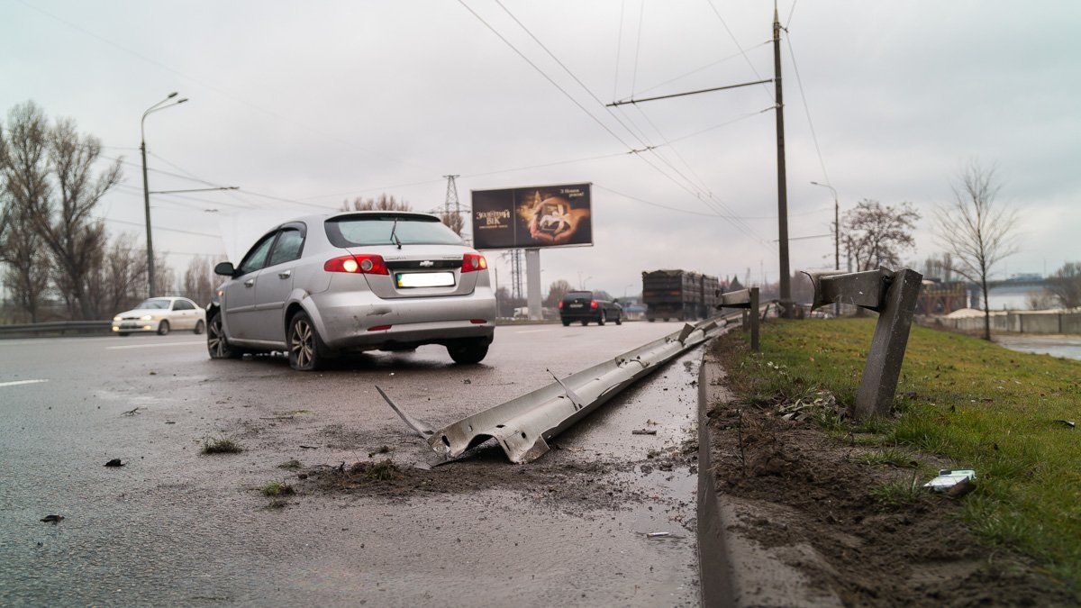 Машина влетела в отбойник Машина влетела в отбойник